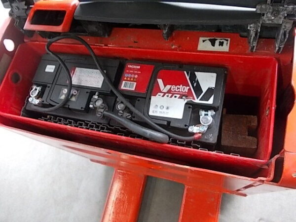 Te koop Elektrische Linde pallettruck met lange lepels - Afbeelding 5